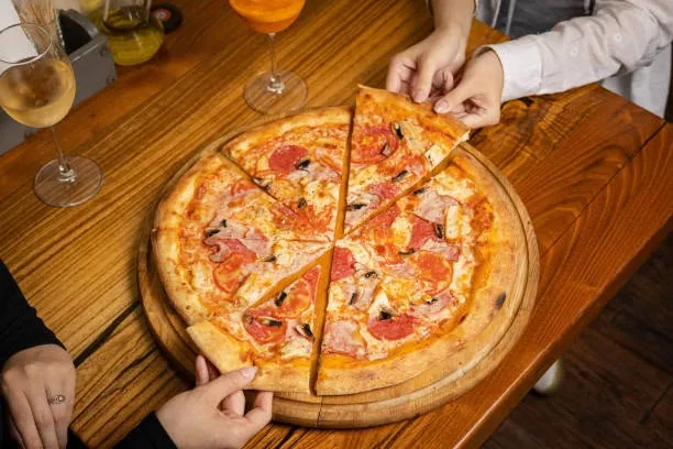 Pizza podawana przy stole w Pizza Max